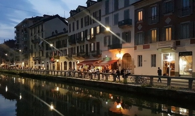 Movida violenta sui Navigli: due giovani accoltellati nella notte, uno è gravissimo