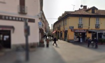 Lite in via Cavour a Corsico, commerciante schiva una bottiglia di vetro lanciata durante la colluttazione