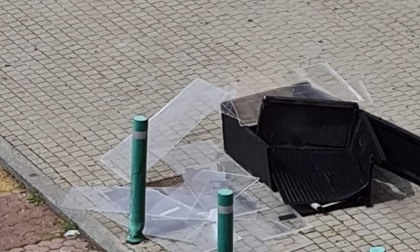 Abbandonano rifiuti sul marciapiede a Rozzano. Il sindaco Ferretti: "Estrema inciviltà"