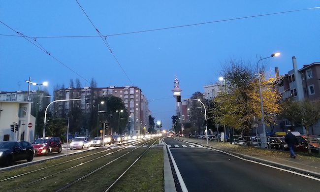 Pattuglie in borghese della polizia locale di Rozzano a bordo del tram 15