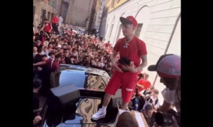 I fan di Shiva bloccano il traffico a Milano, in coda per le magliette lanciate dal rapper
