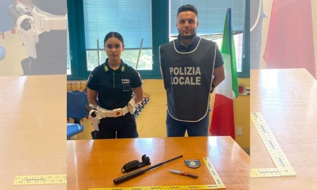 In macchina con coltello e manganello: 42enne denunciato dalla polizia locale