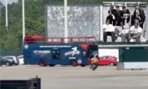 Autorizzazioni mancanti: bloccato il bus scoperto di un trapper per le vie di Milano