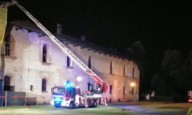 Il Castello di Cusago in fiamme: rogo domato nella notte