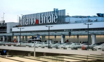Paura nei cieli di Milano: motore in fiamme dopo il decollo, aereo torna indietro a Linate