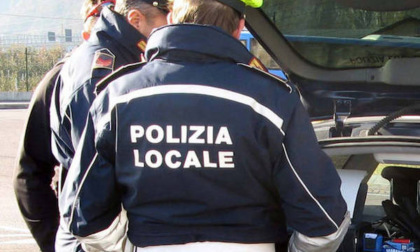 "Scuole sicure" a Buccinasco: la polizia locale trova droga e un coltello a serramanico