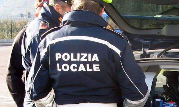 “Scuole sicure” a Buccinasco: la polizia locale trova droga e un coltello a serramanico