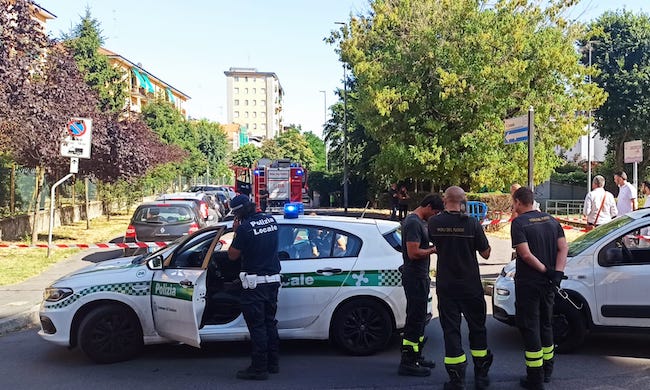 Si rompe un tubo e si apre una voragine profonda quasi due metri in via Sanzio