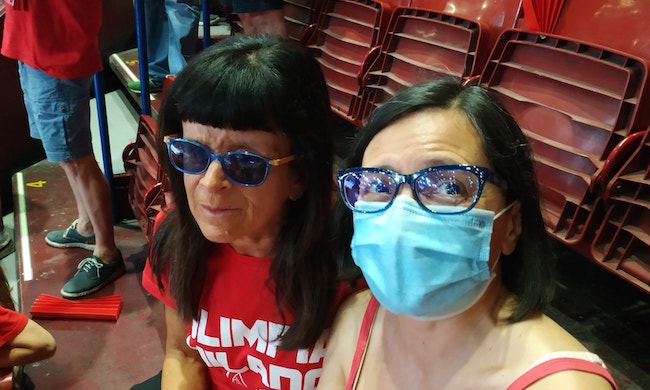 Silvia non può vedere la partita dell’Olimpia Milano, l’amica Roberta le fa la cronaca al Forum