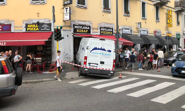 Furgone si schianta contro la vetrina di una pizzeria kebab