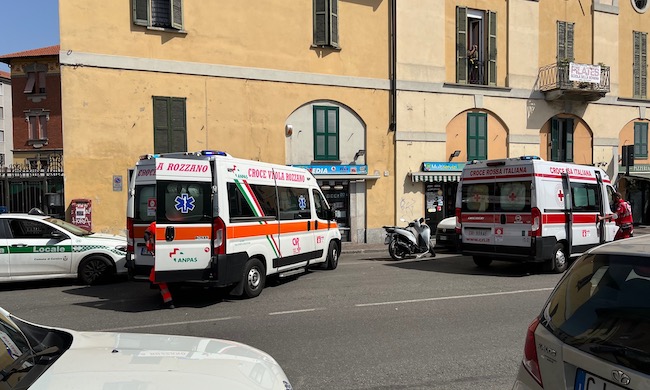 Scontro tra auto e scooter vicino al cantiere: ferito ragazzo di 18 anni a Corsico