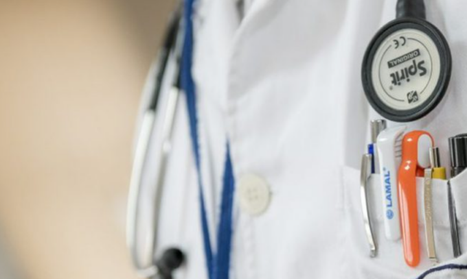 Abusi sessuali su sei giovani pazienti: arrestato un medico