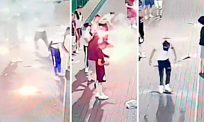 Ponte della Musica incendiato in più punti: ragazzi danno fuoco alla pavimentazione accendendo dei fumogeni LE IMMAGINI