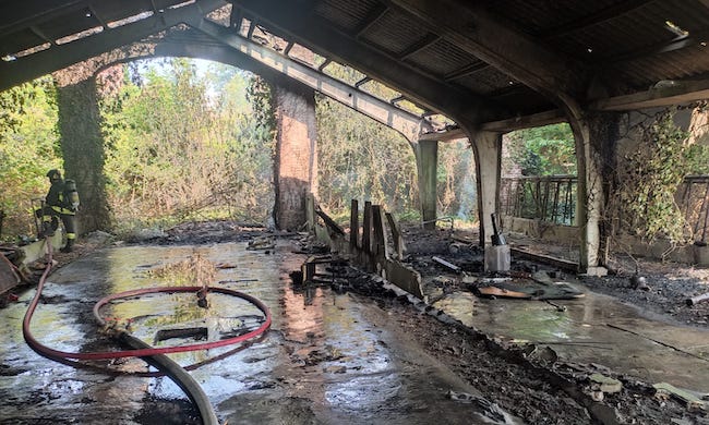 A fuoco la vecchia struttura di fianco alla cascina Terradeo di Buccinasco