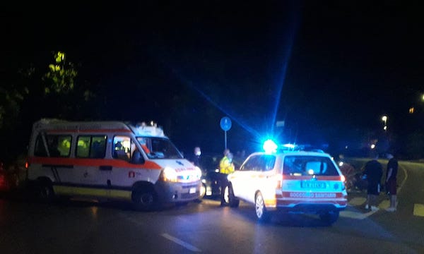 Grave incidente, motociclista aiutato da due volontari della Croce Verde Soccorso che passavano di lì