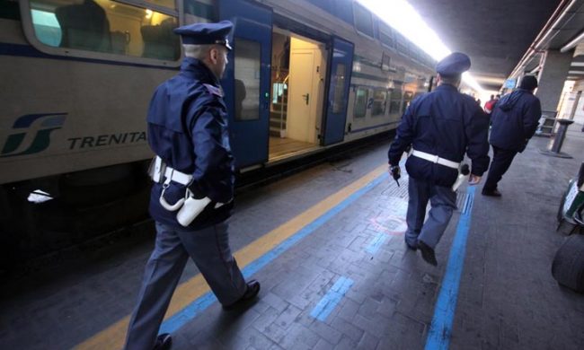 Molestano due ragazze a bordo del treno: fermati un 24enne e un 16enne