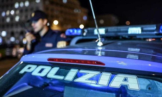 Scaglia oggetti contro agenti e poi si butta dal quinto piano: 32enne in gravi condizioni