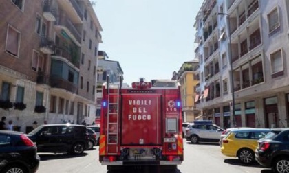 Incendio in un appartamento in zona Piazza Napoli: 18 evacuati e 8 feriti