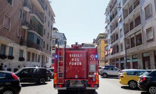 Incendio in un appartamento in zona Piazza Napoli: 18 evacuati e 8 feriti