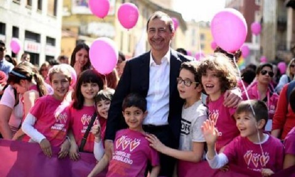 Scoppia la polemica tra Sala e FdI sulla registrazione dei figli di coppie gay