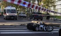 Incidente in via Maffeo Bagarotti, zona Baggio: 22enne cade dalla moto e muore
