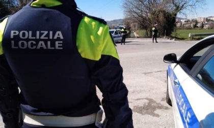 Senza patente e a bordo di un’auto intestata a un prestanome di Milano: fermato dalla Polizia locale