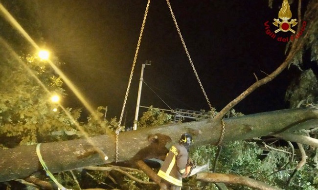 Violento temporale sulla zona nord ovest di Milano: 120 interventi dei vigili del fuoco