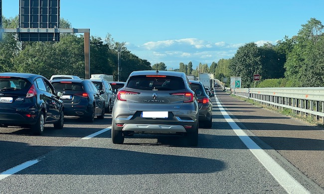 Incidente sulla Tangenziale Ovest: 20enne ferito e traffico in tilt