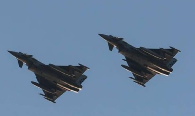 Velivolo non identificato (diretto a Bresso) sfugge ai contatti radio: in azione due caccia Eurofighter