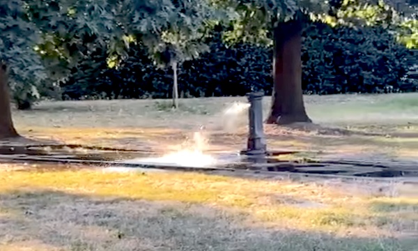 Vandali a Buccinasco, fontanelle rotte e rubinetti rubati: “Uno spreco di acqua e risorse”