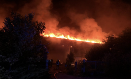 Incendio in un capannone: Vigili del fuoco al lavoro per ore