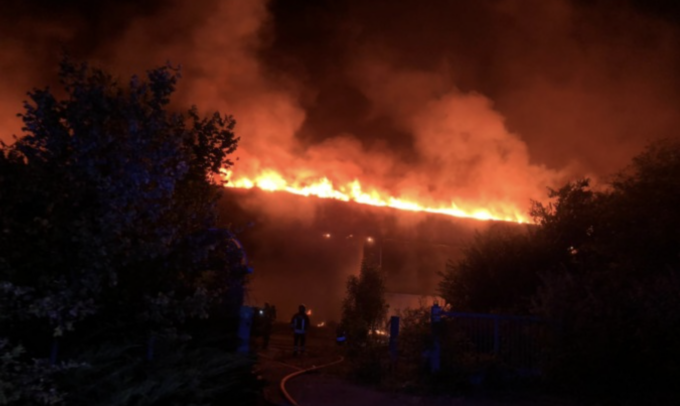 Incendio in un capannone: Vigili del fuoco al lavoro per ore