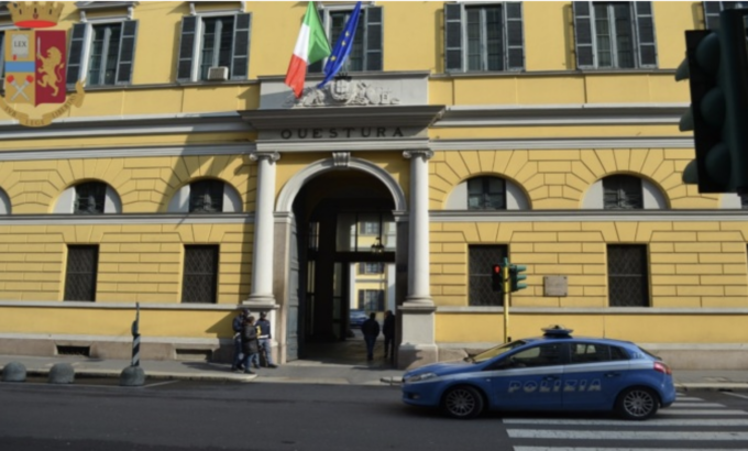 Lascia la figlia di 18 mesi da sola per sei giorni: quando torna a casa la trova morta