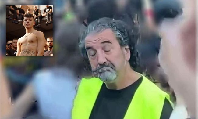 Il meme dello steward al concerto: l’espressione di disappunto mentre canta il rapper di Rozzano
