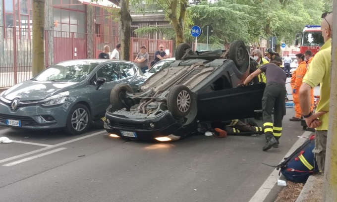 Auto ribaltata dopo aver sbattuto contro un albero: 67enne estratto dai Vigili del fuoco