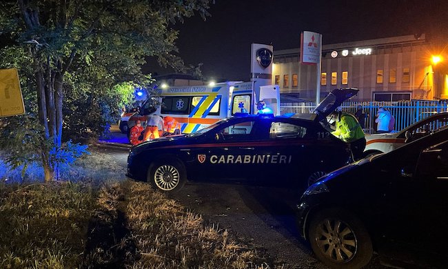 Travolti da un’auto appena usciti dal locale: morto un 16enne