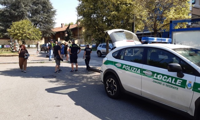 63enne falciata da un mezzo della raccolta dei rifiuti in pieno centro a Segrate