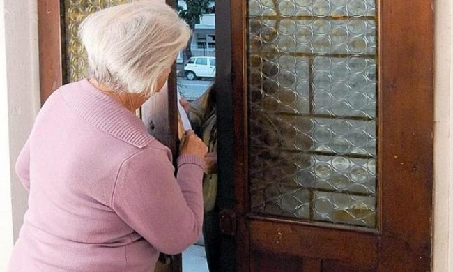 Finti agenti della polizia locale truffano gli anziani: massima attenzione
