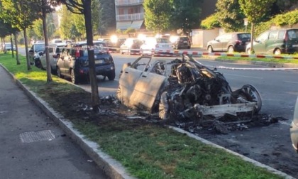 Incendio in via Di Vittorio: auto divorata dalle fiamme