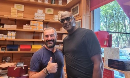 "Salve, vorrei provare alcuni sigari mentre soggiorno in Italia": così Michael Jordan 'appare' a Milano