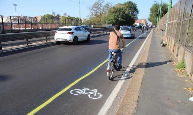 Sul Ponte Ghisolfa spunta una nuova ciclabile ‘clandestina’ di protesta