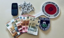 Rozzano, la Polizia Locale arresta spacciatore dopo un inseguimento: in tasca 34 dosi cocaina
