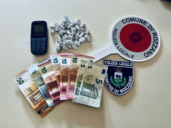 Rozzano, la Polizia Locale arresta spacciatore dopo un inseguimento: in tasca 34 dosi cocaina