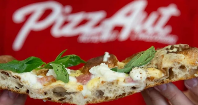 I ragazzi di PizzaAut presi in giro da un gruppo di giovanissimi. Il titolare: “Venite a trovarci”