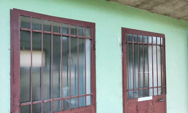 Dopo i vandalismi un cittadino si offre di sostituire i vetri danneggiati. “Grazie da tutta la città”