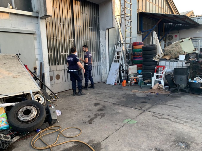 Montagne di rifiuti dentro il capannone abusivo: sequestro della polizia locale a Trezzano