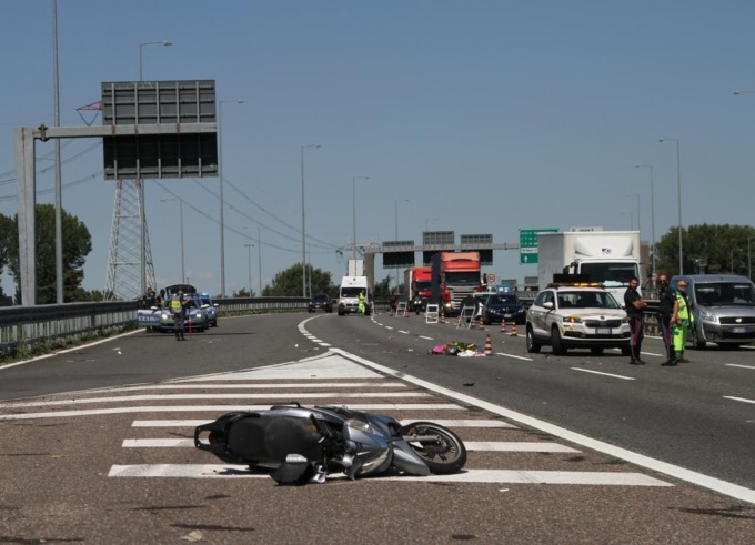 Incidente sulla tangenziale ovest, morta donna di 44 anni travolta da un camion