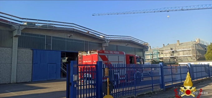 Operaio cade dal tetto mentre smaltisce amianto: portato in ospedale in condizioni serie