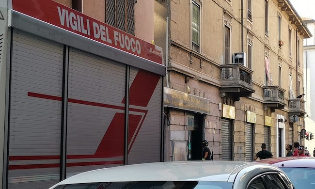 Incendio divampa nella pizzeria Gourmet to go di Corsico