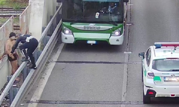 Camminava nudo in mezzo al traffico, in salvo grazie alle telecamere della Polizia Locale